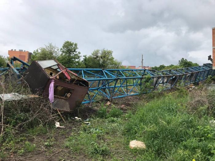 Последствия падения строительного крана в Черновцах, фото: «Чернівецький промінь»