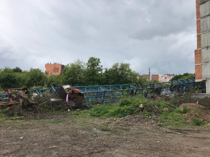 Последствия падения строительного крана в Черновцах, фото: «Чернівецький промінь»