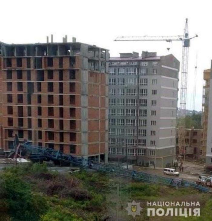 Наслідки падіння будівельного крана в Чернівцях, фото: Нацполіція