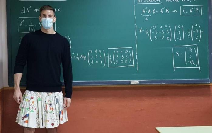 Мужчины-учителя пришли на работу в юбках в Испании