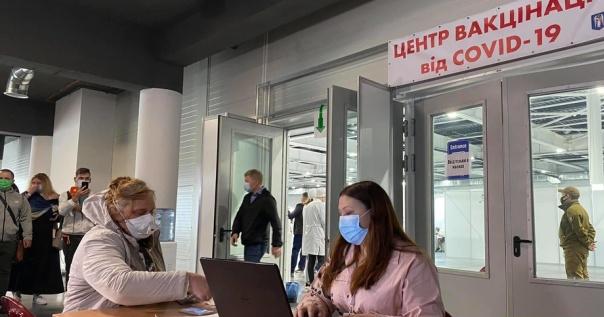 Условия вакцинации в Киеве изменили для уменьшения очередей. Фото: