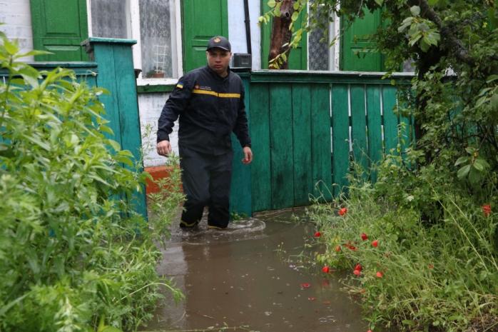 Из-за непогоды затопило почти 100 домов в Днепре. Фото: ГСЧС