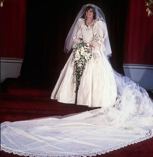 Принцесса Диана в свадебном платье, фото: The Daily Mail