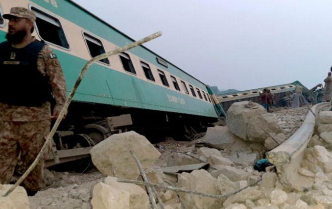 Столкновение поездов унесло жизни десятков человек в Пакистане. Фото: geo.tv
