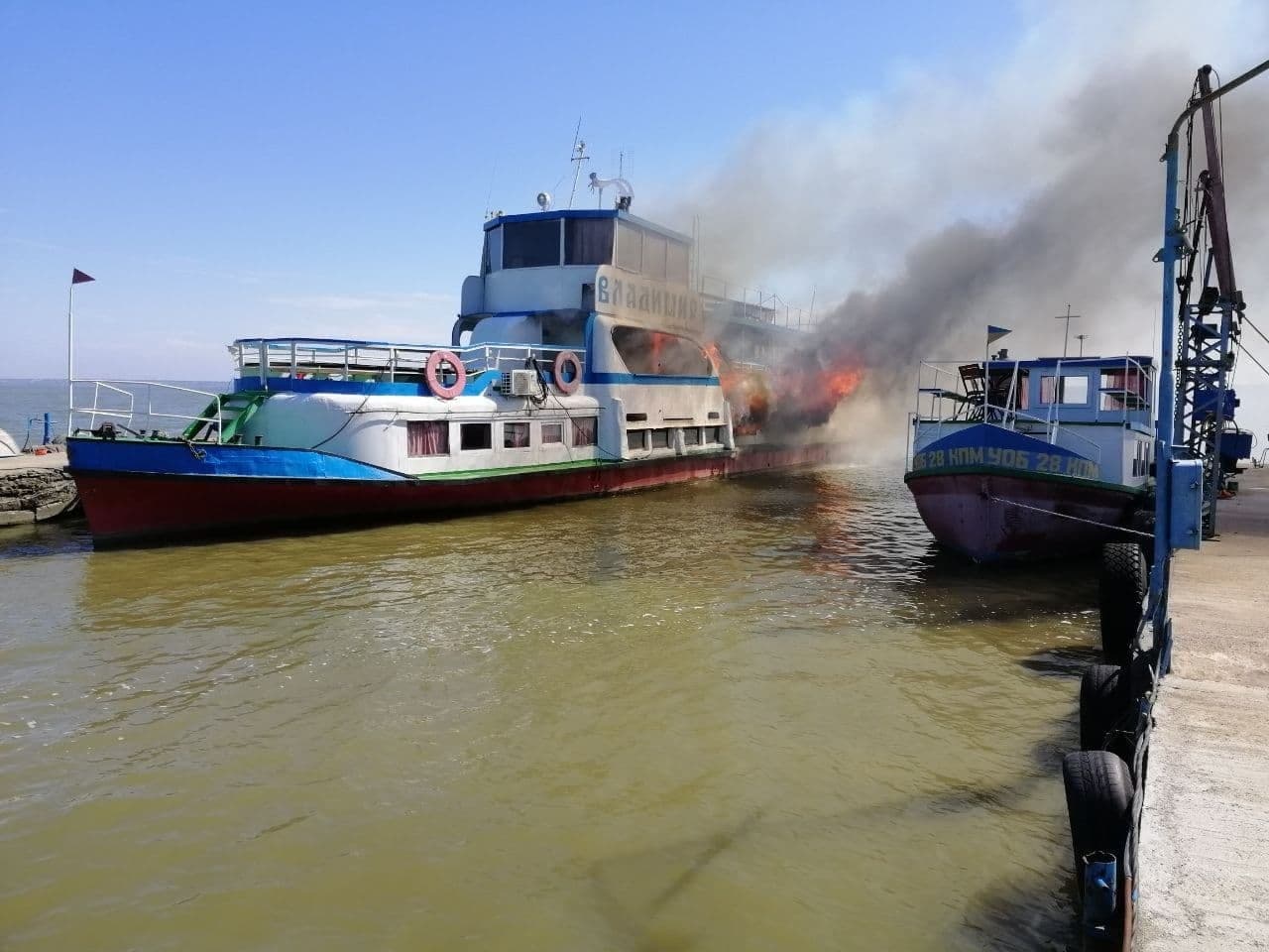 Пасажирський катер загорівся на Одещині. Фото: ДСНС