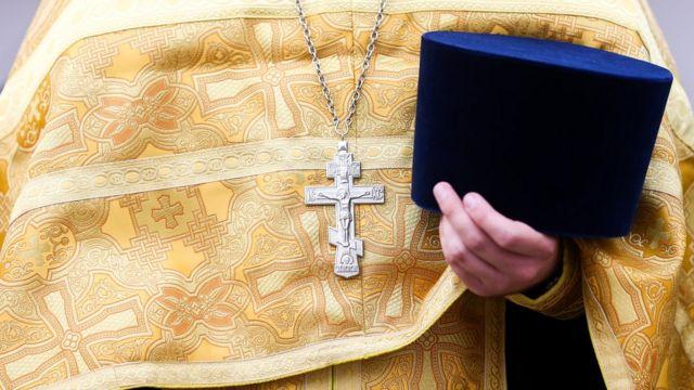 Священика у жіночому одязі затримали на Волині. Фото: .bbc