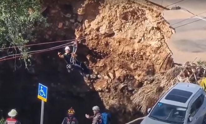 Провал земли поглотил машины и деревья в Израиле – шокирующее видео