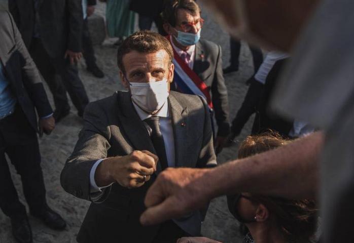 Президенту Франції дали ляпаса, фото — ФБ Е.Макрона