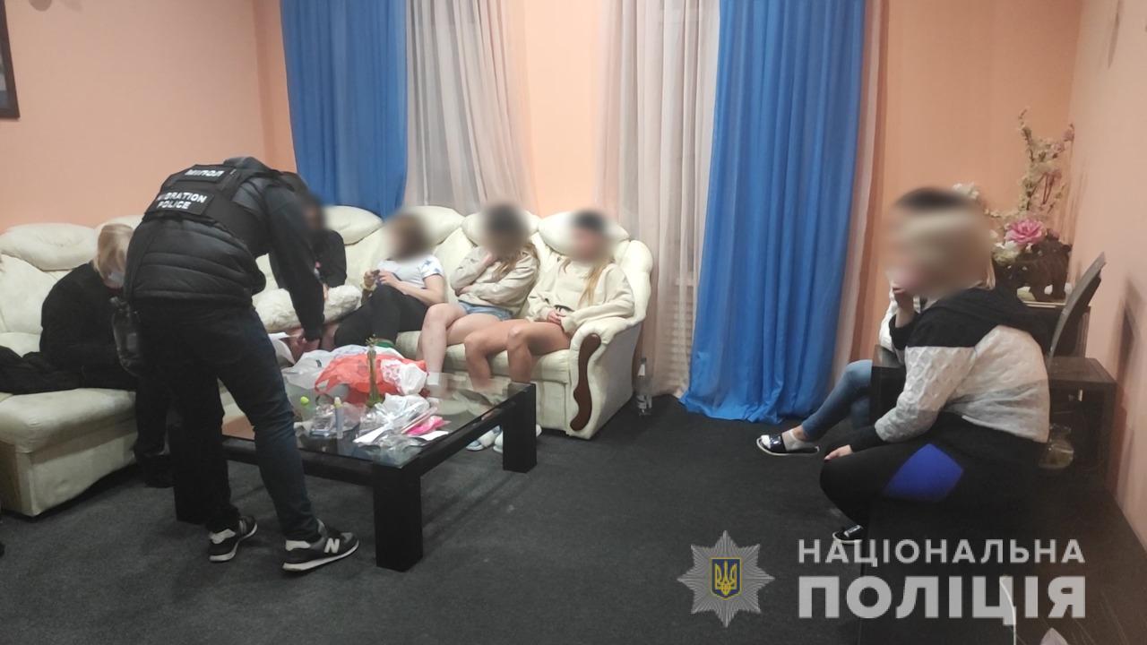 Масштабную сеть борделей накрыли в Одессе. Фото: полиция области