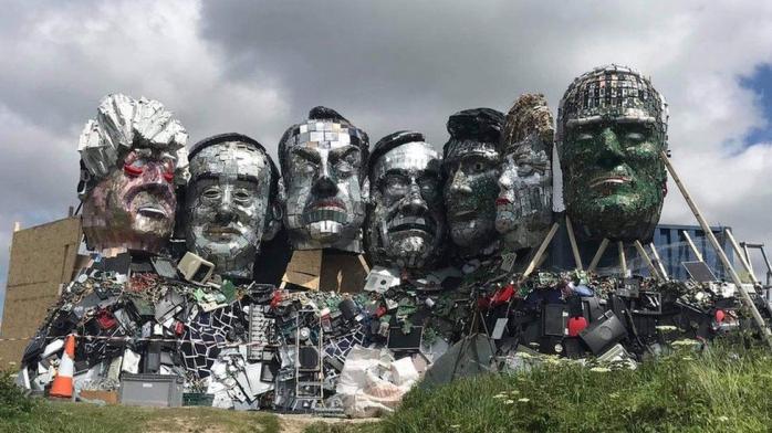 Скульптуру с головами Байдена, Меркель и Джонсона слепили из отходов. Фото: BBC