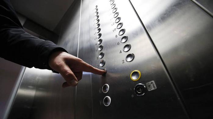 Ліфт із людиною обірвався в багатоповерхівці Києва. Фото:ДСНС