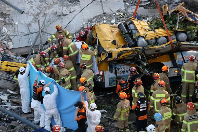 П’ятиповерхівка впала на автобус із людьми в Південній Кореї. Фото: AFP