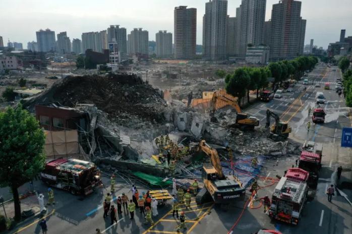 П’ятиповерхівка впала на автобус із людьми в Південній Кореї. Фото: AFP