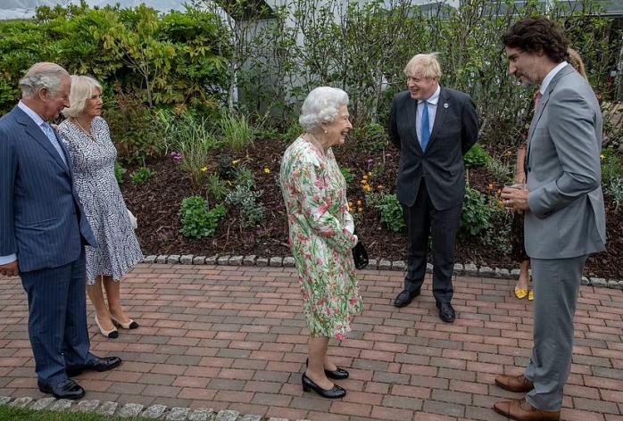 Елизавета II рассмешила лидеров G7 в ходе фотосессии