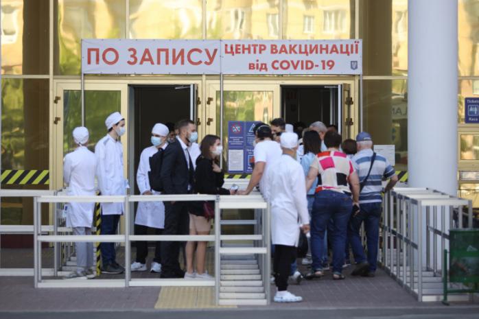 Центр вакцинації у Києві “штурмують” сотні охочих щепитися