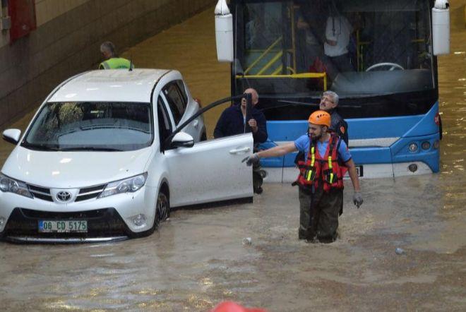 Ливень в столице Турции вызвал масштабное наводнение. Фото: Ahval