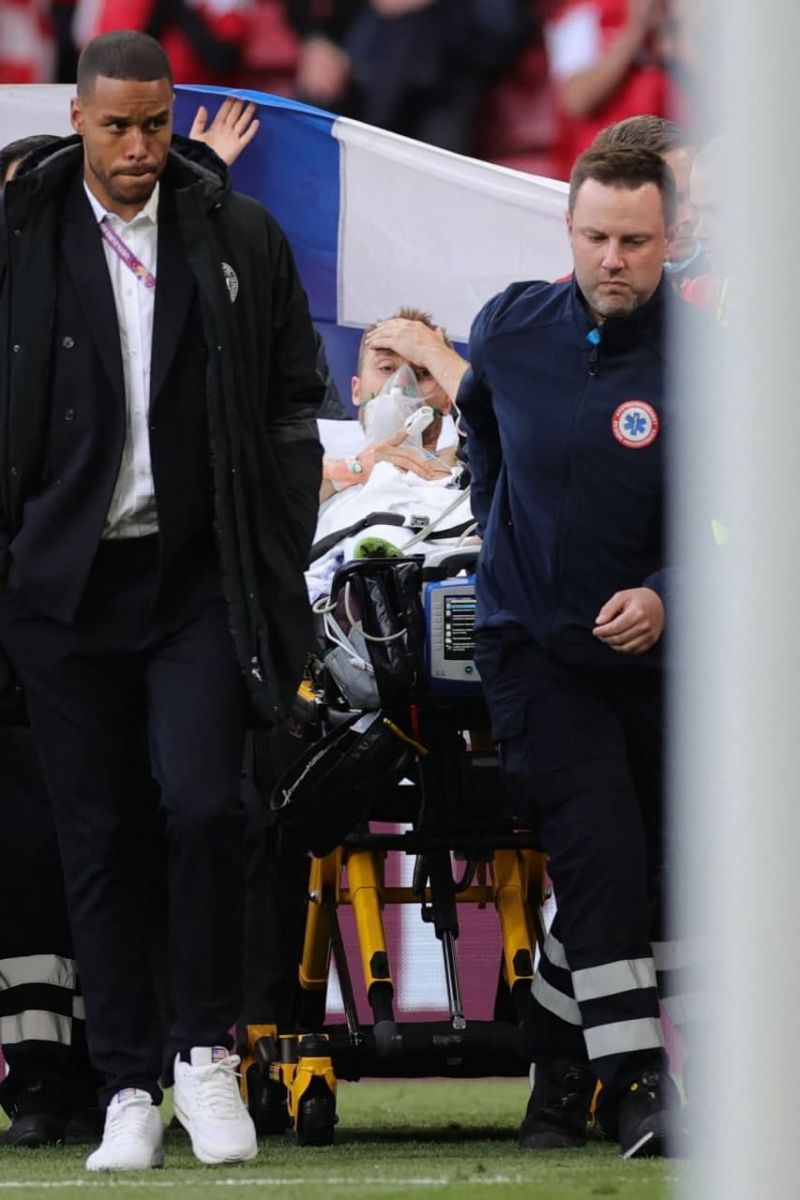 Крістіан Ерікссен знепритомнів прямо під час матчу. Фото: соцмережі