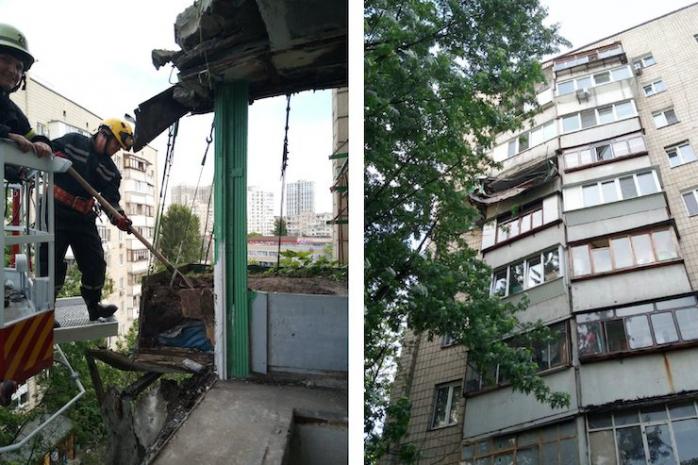 В Киеве упал балкон, на котором обустроили огород под клубнику. Фото: ГСЧС