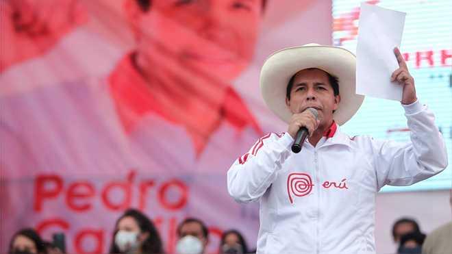 Школьный учитель выиграл выборы президента в Перу