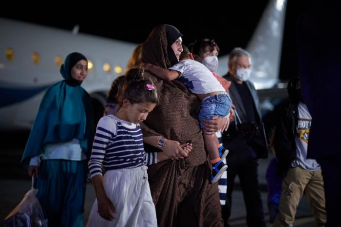 Жінку із сімома дітьми повернули до України з табору в Сирії. Фото: ОП