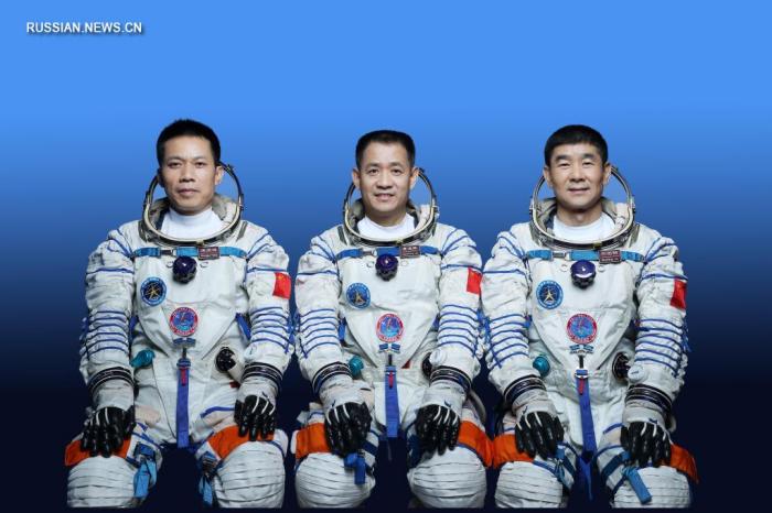 Екіпаж місії «Шеньчжоу-12», фото: «Сіньхуа»