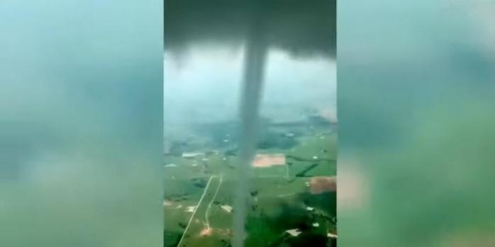 Торнадо, снятое пилотом американского планера, скриншот видео
