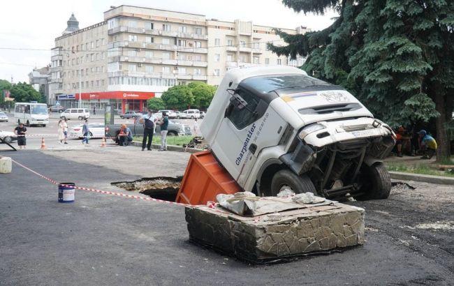 Вантажівка пішла під землю в Житомирі. Фото: Житомир.info