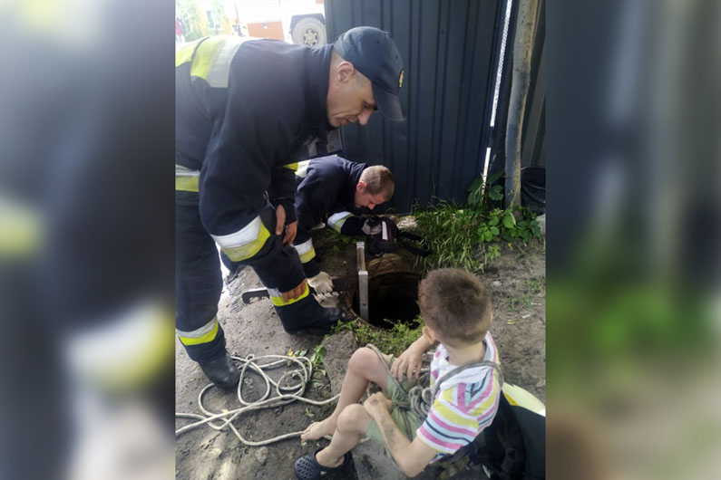 Дитина впала у шестиметровий колодязь у Дніпрі. Фото: ДСНС