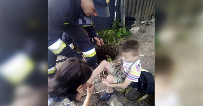 Ребенок упал в шестиметровый колодец в Днепре. Фото: ГСЧС
