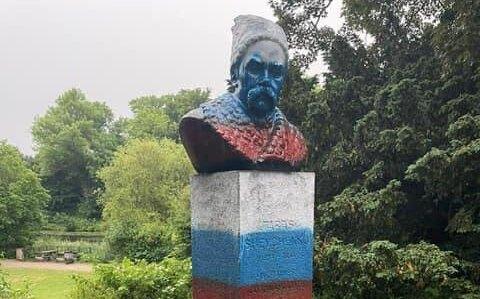 Памятник Шевченко покрасили в российский триколор в Дании. Фото: Facebook