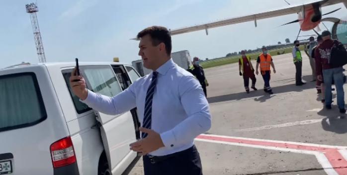 Тищенко подвезли к самолету на съемку пограничники – о чем его клип 