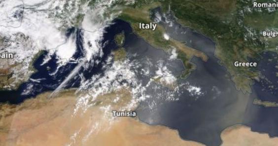 Пылевое облако из Сахары. Фото: The Watchers