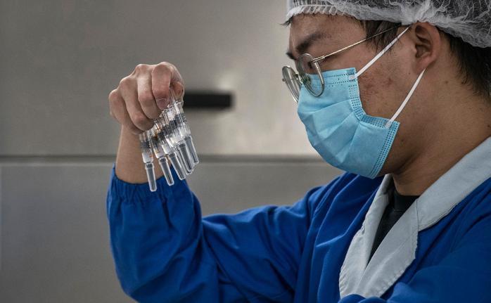 Китай угрожал Украине заблокировать поставку COVID-вакцин. Фото: РБК