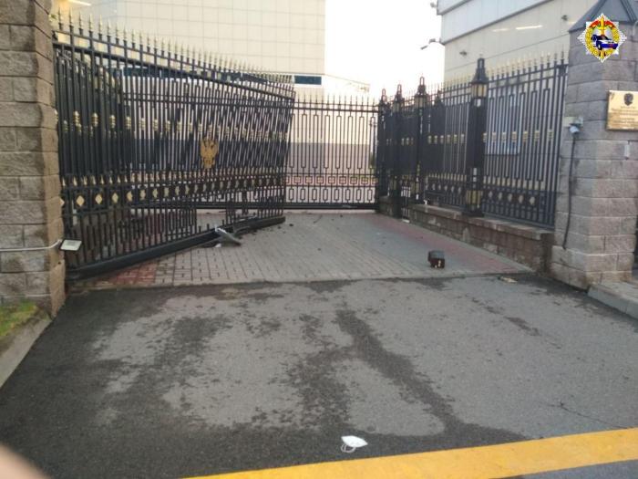 У Мінську ворота посольства РФ протаранив автомобіль, фото: ДАІ Мінська