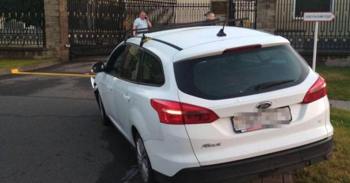 В Минске ворота посольства РФ протаранил автомобиль, фото: ГАИ Минска