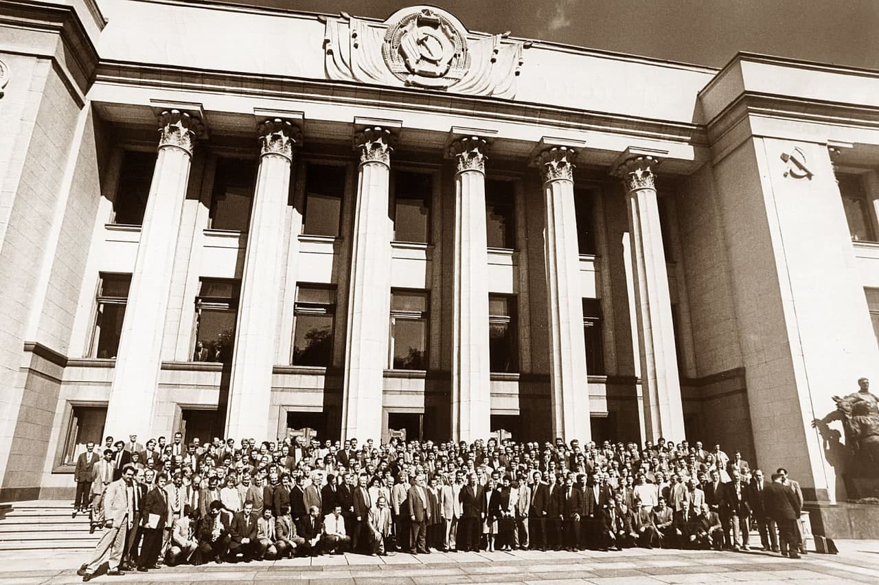 В Раде похвастались архивным фото в день принятия Конституции. Фото: Голос Украины