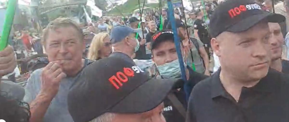С гробами и венками и под похоронный марш — протест бизнеса в Киеве, скриншот видео