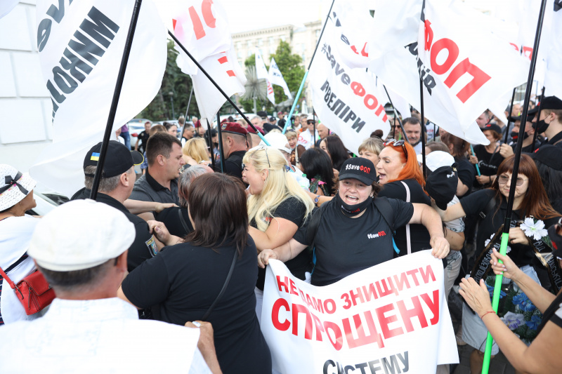 З трунами і вінками та під похоронний марш – протест ФОПів у Києві, фото — РБК-Україна