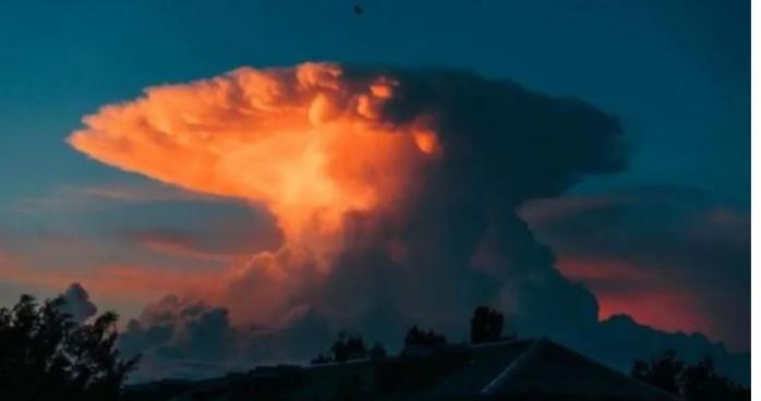 Незвичайну хмару помітили в Києві – яскраві фото явища. Фото: ФБ