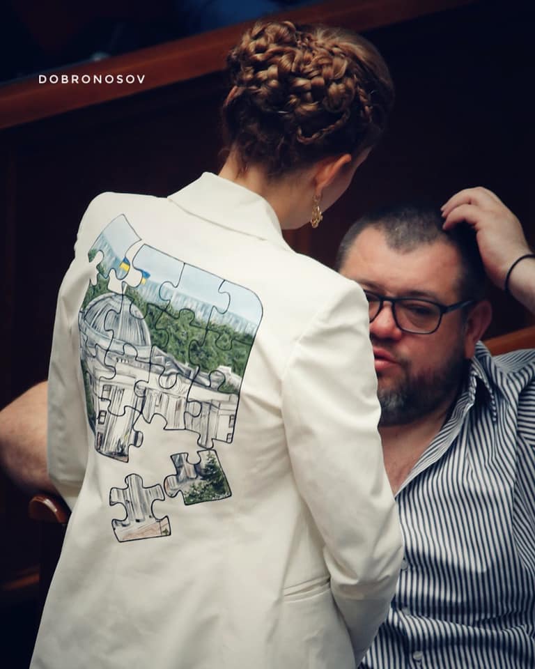 Нардеп здивувала принтом з «розваленою Радою» на піджаку, фото — ФБ Ян Доброносов