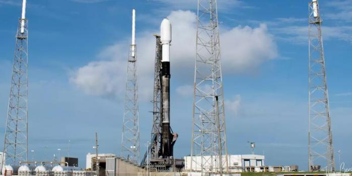 Компанія SpaceX відклала запуск супутників через літак у небі, фото: NASA