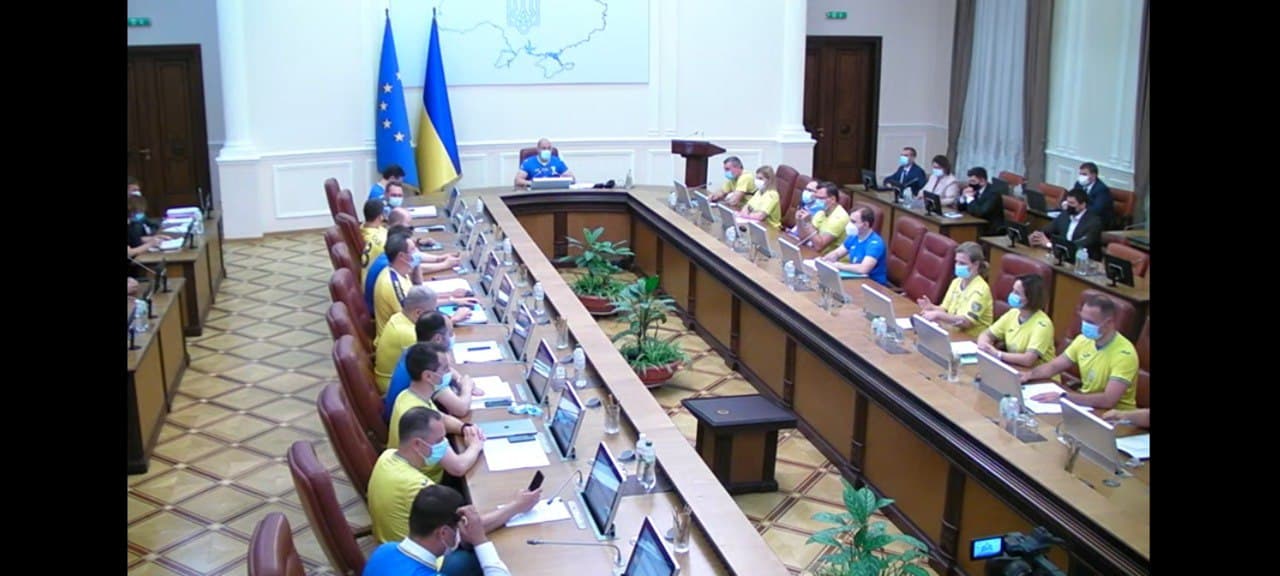 Шмыгаль и министры пришли на заседание правительства в футбольной форме, скриншот видео