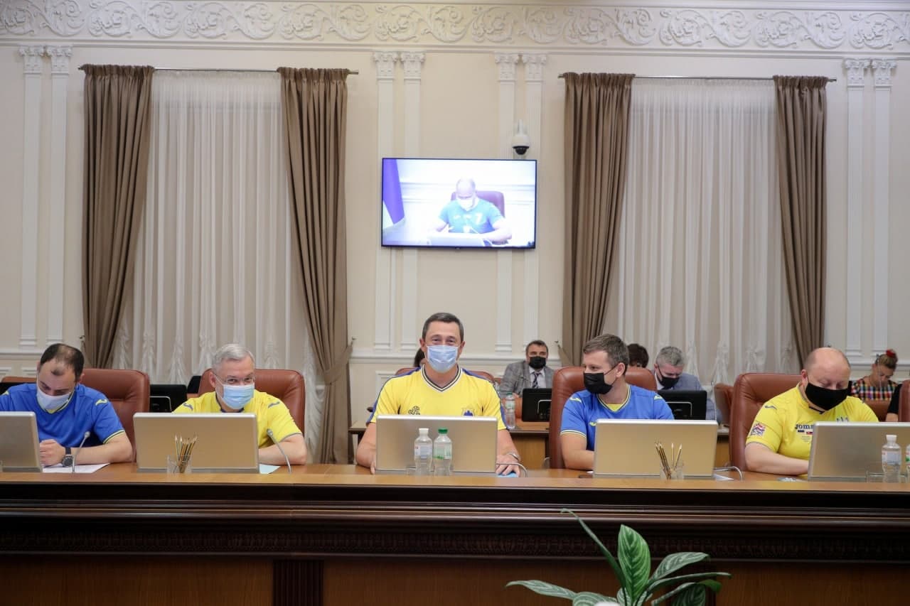 Шмыгаль и министры пришли на заседание Кабмина в футбольной форме, скриншот видео