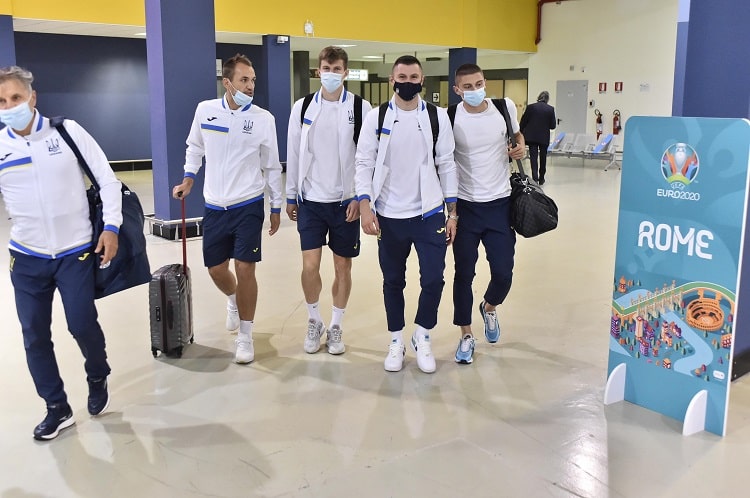 Збірна України прилетіла в Рим на матч проти Англії. Фото: Facebook
