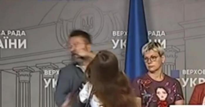 Во время избиения Николая Потураева, скриншот видео