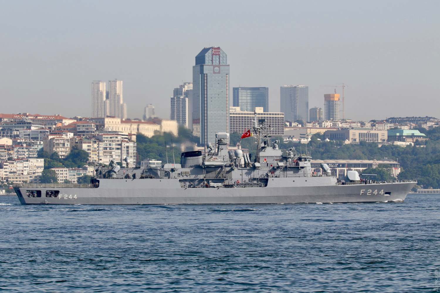 Турецкий фрегат «Барбарос» в Босфоре. Фото Yörük Işık
