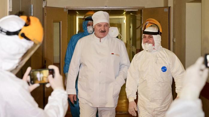 Лукашенко запрошує світ на платну вакцинацію "Супутником" до Мінська