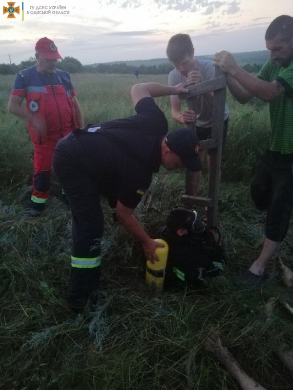 Отец с сыном упали в 10-тиметровый колодец в Одесской области. Фото: ГСЧС