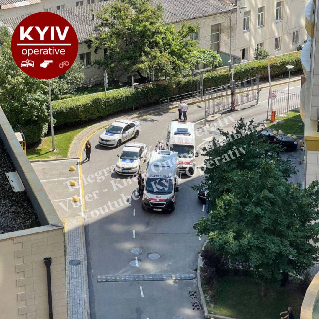 Стрельба в Киеве — ранен полицейский, силовики штурмуют квартиру