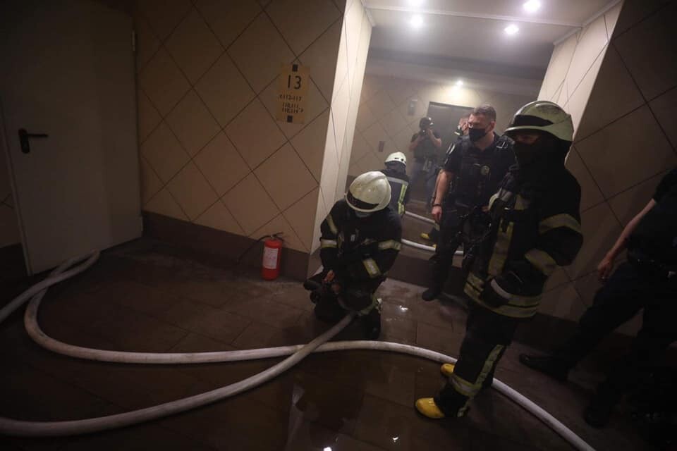 Отстреливался и поджег квартиру — в Киеве провели спецоперацию